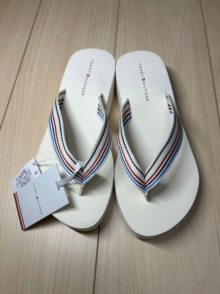 トミー ヒルフィガー TOMMY HILFIGER ウェッジストライプビーチサンダル (アイボリー)