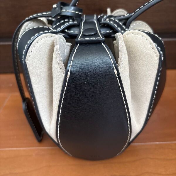 vasic ヴァジック ☆未使用級☆ ペタル ハンドバッグ ブラック 黒