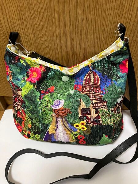 ハンドメイド ふっくらショルダーバッグ 花柄と洋館のデザイン