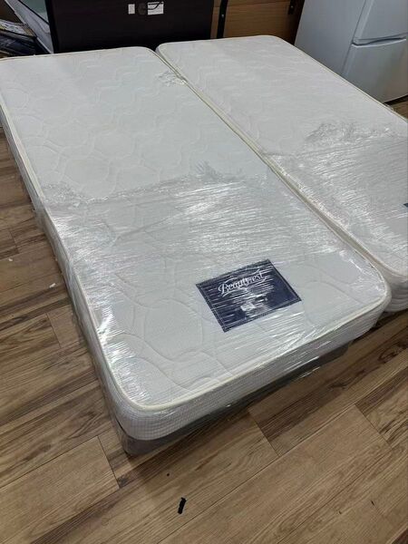 展示品 シモンズボックススプリング クイーンサイズマットレス付き チャスター付き