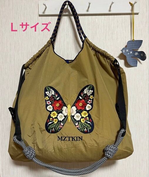 刺繍トートバッグ エコバッグ カラフルな蝶の花 カーキ ストラップ ショルダー紐付 大人気 Lサイズ 撥水