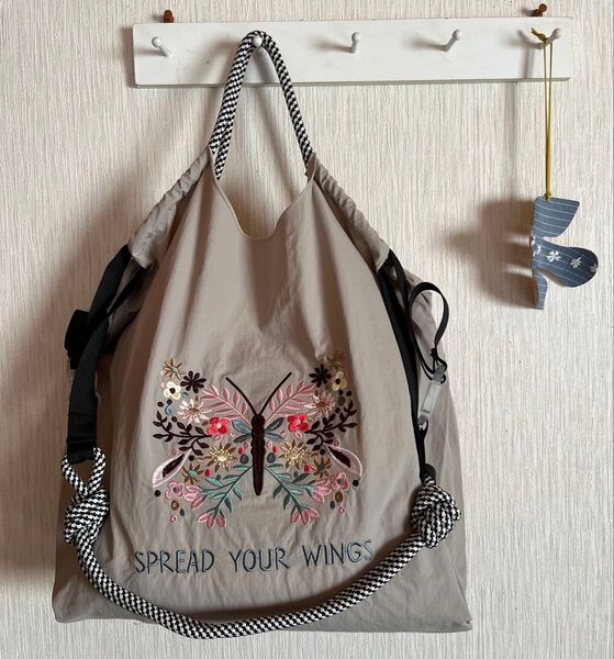 刺繍トートバッグ エコバッグ お花 ちょうちょ ライトグレー ショルダー ストラップ付 Mサイズ