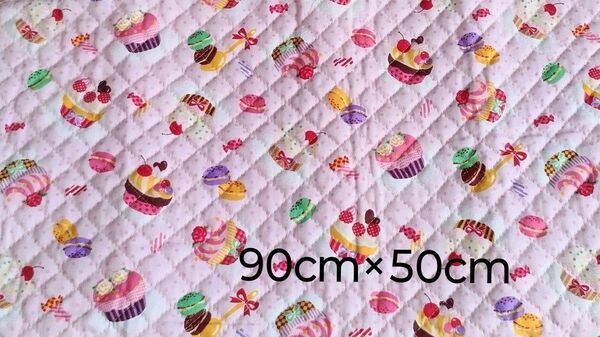 キルティング生地 ピンク地 スイーツ柄 マカロン キャンディ ケーキ キルト ハギレ