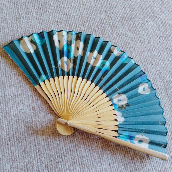 扇子 青 花柄 布地と竹