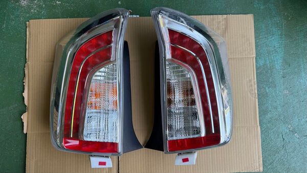 ZVW30 プリウス 後期 純正テールランプ 左右セット