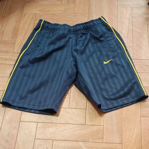 【NIKE 】ハーフパンツ ジャージ 半ズボンキッズ XS 120〜130 ブラック サイドライン入り 両ポケットあり