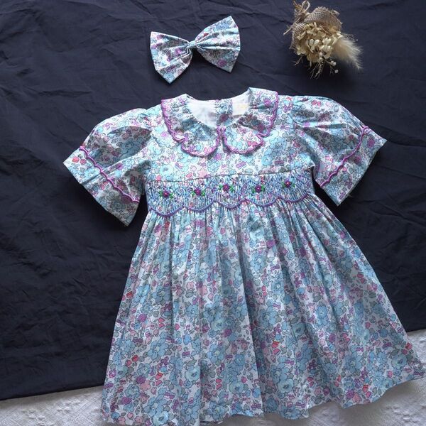 新品 スモッキングワンピース リバティ 花柄 リボン ブルー ファミリア 好き