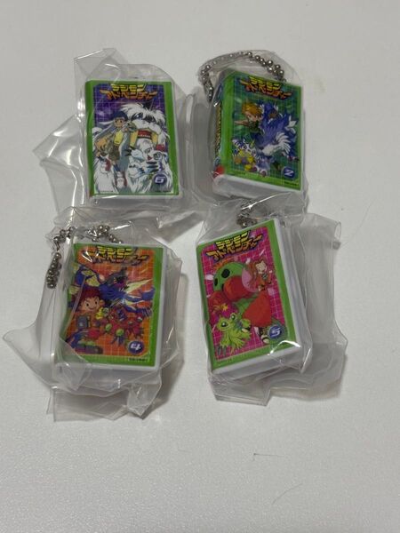デジモン ビデオテープミニチュアチャームコレクション4個 ヤマト&ガブモン 光子郎&テントモン ミミ&パルモン 丈&ゴマモン
