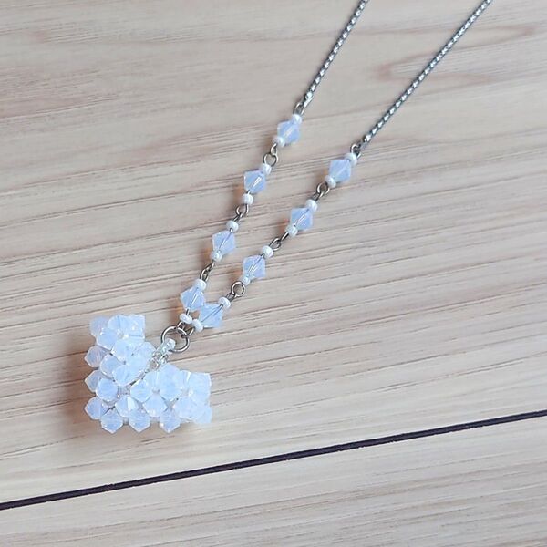 【ハンドメイド】立体ハート型ビーズネックレス ホワイト ボールチェーンネックレス ハンドメイドアクセサリー
