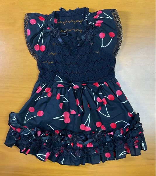 犬服、さくらんぼ柄ワンピース