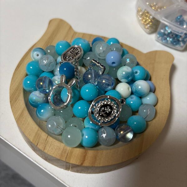 ガラスビーズとチャームのまとめ売り 水色 ハンドメイドアクセサリー
