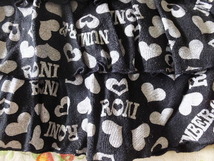 美品　ロニィ　ＲＯＮＩ　３段フリルスカート　１３０サイズ　ＭＬサイズ　黒　ハート＆ロゴ総柄_画像2