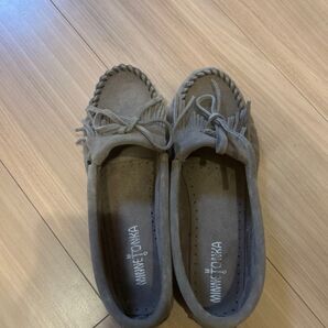 1回履きました。その後自宅保管です。ソールの減りはなく汚れも目視でほとんどありません。箱なしです。サイズは24.5くらいです。