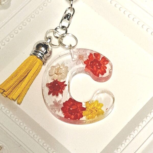 *ハンドメイド お花イニシャルキーホルダー(C)タッセル付き*レッド系 赤