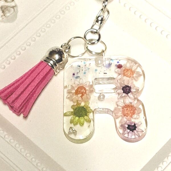 *ハンドメイド お花イニシャルキーホルダー(R)*タッセル付き*ピンク系
