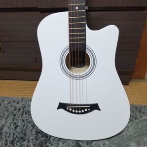 白い、アコースティックギター