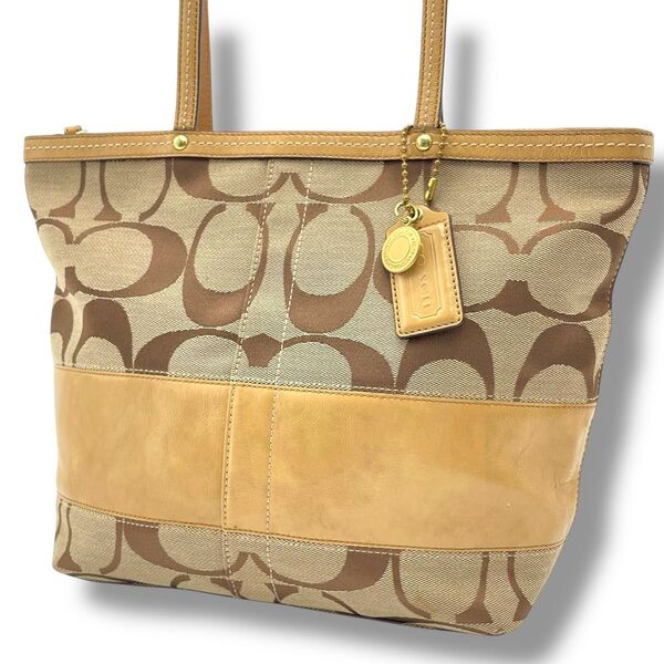 【美品】COACH コーチ ハンド トートバッグ キャンバス×レザー 本革シグネチャー ベージュ ブラウン 茶系 肩掛け チャーム