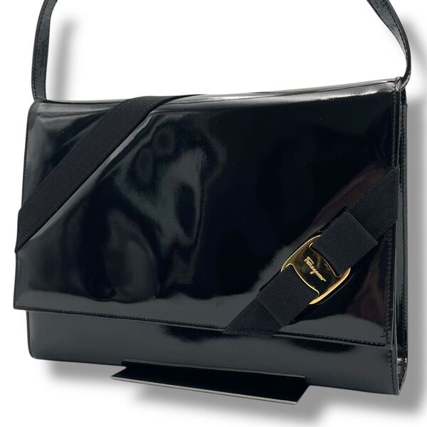 【美品】Ferragamo フェラガモ ショルダーバッグ エナメル×レザー 本革 ヴァラリボン 黒 斜め掛け ゴールド金具