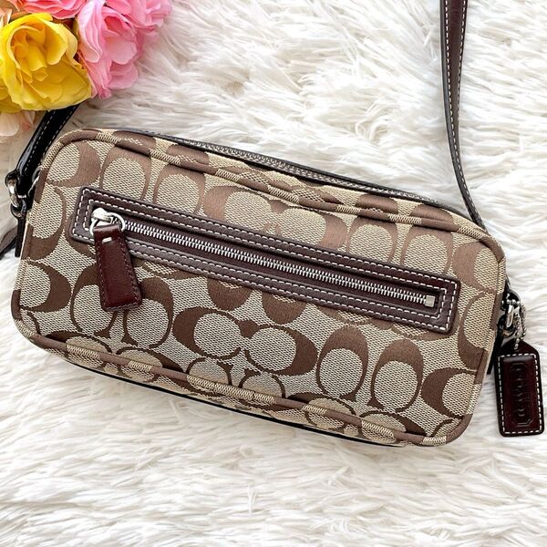 【美品】チャーム付 COACH コーチ ショルダーバッグ キャンバス×レザー 本革 ベージュ系 茶 シグネチャー 斜め掛け 肩掛け