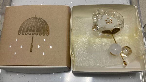 雑貨店 雨 ガラス ブローチ 花 ハンドメイド 手作り 未使用