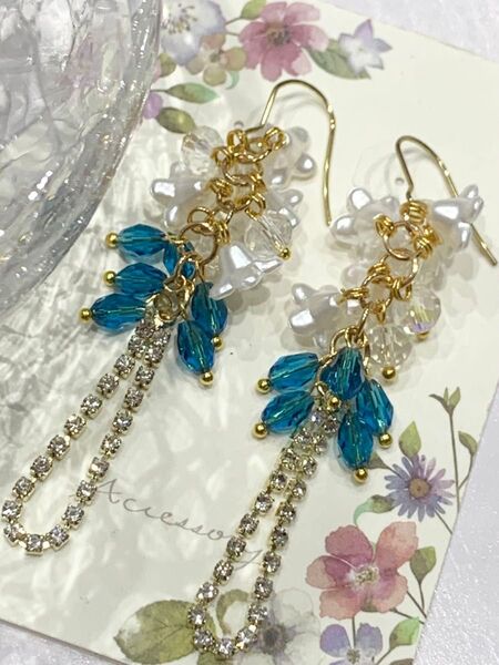 274.白い小花のジャラジャラピアス ハンドメイド ピアス フラワー イヤリング 花 ジャラピ