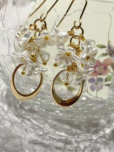 275.白い小花のブーケピアス ハンドメイド イヤリング ピアス ボタニカル 花 フラワー