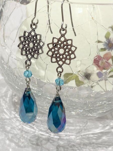 182.透かしフラワー×ドロップガラスビーズ ハンドメイド ピアス イヤリング ティールブルー