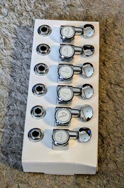 FENDER LOCKING TUNERS