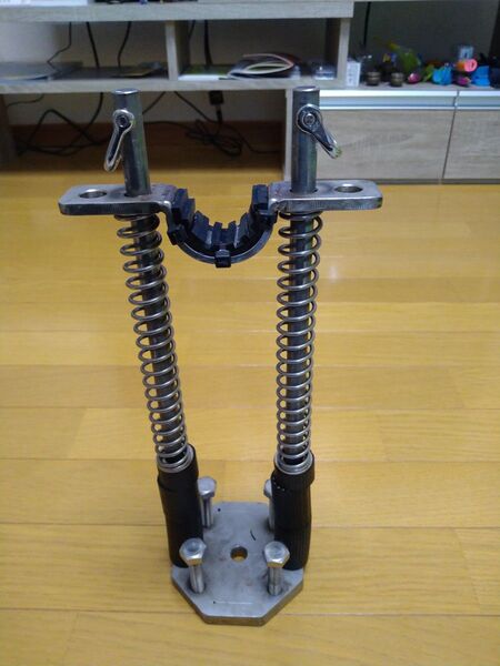 クエ用スプリング式竿受け
