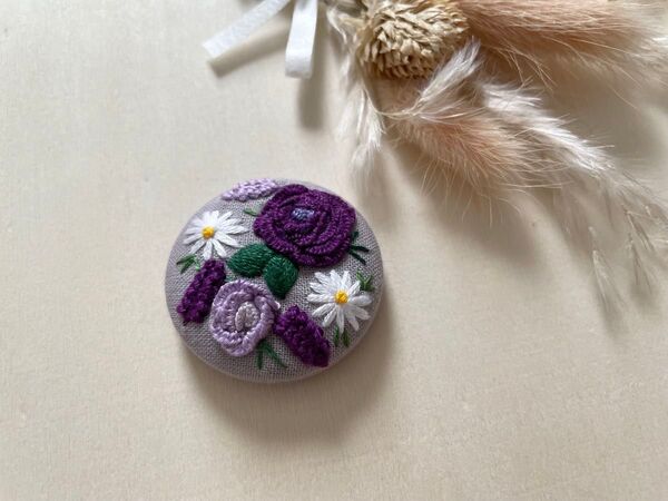 紫の薔薇刺繍ヘアゴム くるみボタン