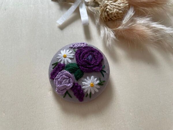 紫の薔薇刺繍ブローチ くるみボタン