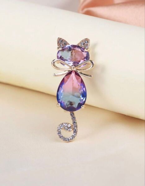 ブローチ 猫モチーフ ラインストーン ビジュー ゴールド リボン りぼん オーロラ ねこ ネコ コサージュ 冠婚葬祭 結婚式 韓国
