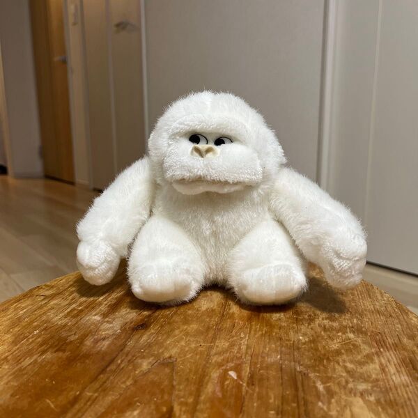ホワイトゴリラのぬいぐるみ