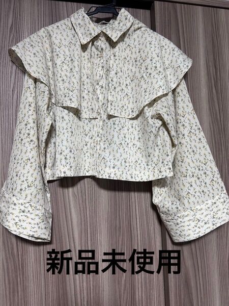 新品未使用 小花柄ブラウス ケープ風 ショート丈