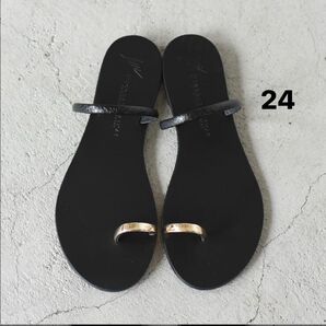ニコラスライナス トングサンダル フラット ゴールド×ブラック 24