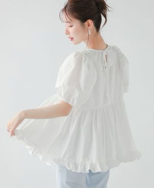 Fit more バックオープン裾フリルペプラムブラウス