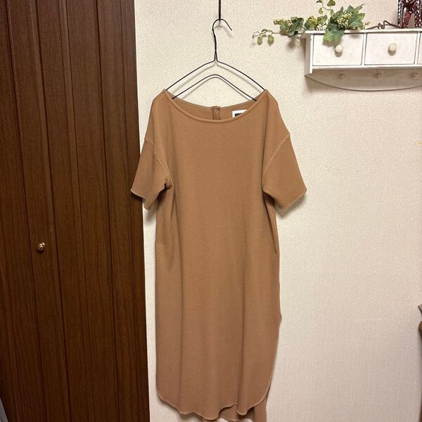 ベージュ 半袖ワンピースFREAK'S STORE