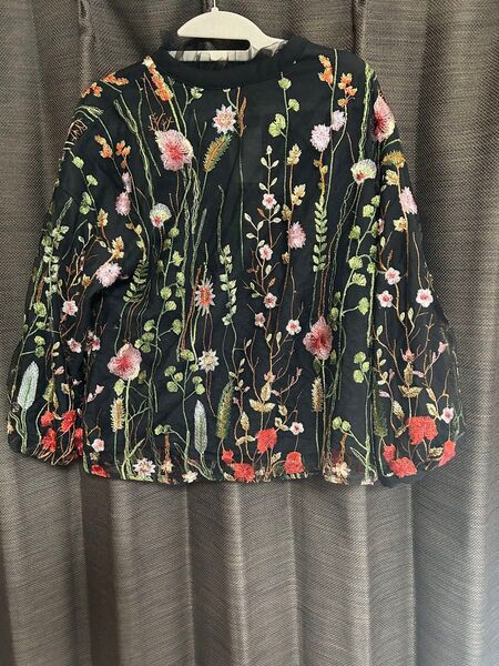 新品タグ付き 刺繍ブラウス