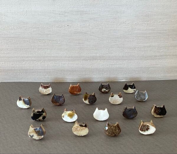 【陶器ピアス】小さな猫 ねこピアス ※金具変更可能 ハンドメイド 猫 陶芸 北欧 贈り物 シンプル ※猫好きさんへ