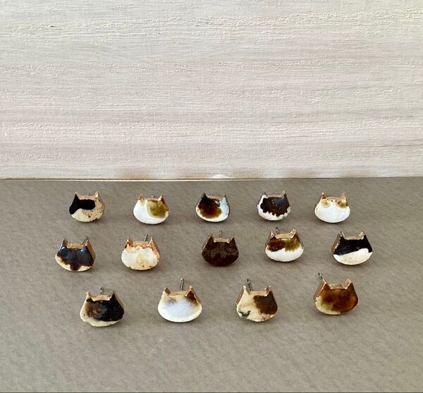 【陶器イヤリング】小さな猫 シンプル ハンドメイド ノンホールピアス ※金具変更可能です。贈り物 北欧 陶器 動物 イヤリング