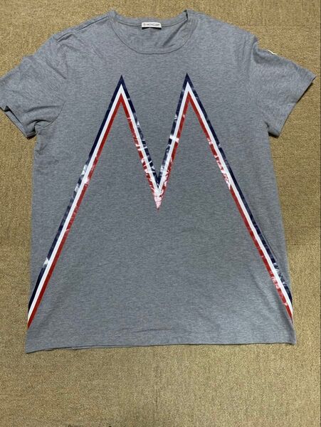 美品 MONCLER モンクレール Mロゴマグリア Tシャツ グレー サイズL 光の加減でMが剥げてるように見えますが綺麗です!