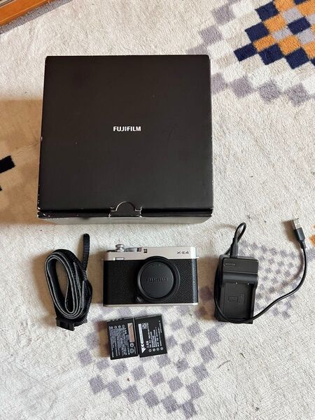 FUJIFILM X-E4 ボディ シルバー
