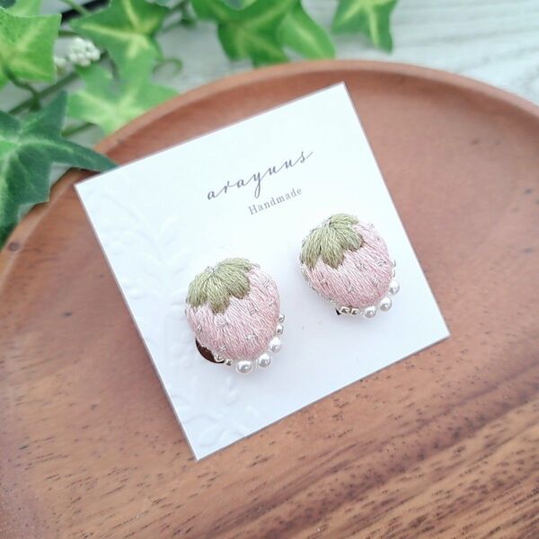 いちごモチーフの刺繍イヤリング ビーズアクセサリー