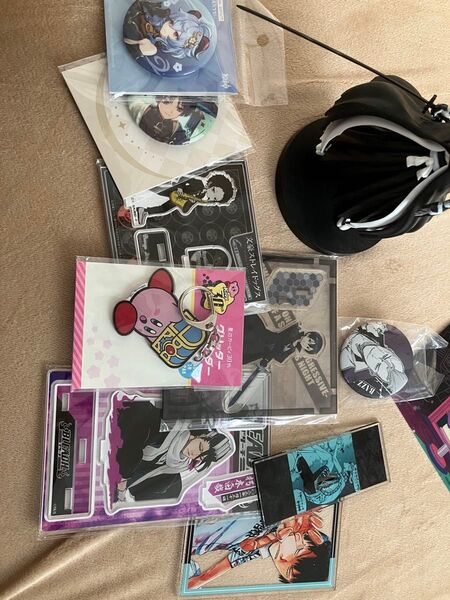 アニメ、ゲームグッズまとめ売り 値下げあり アクリルスタンド 缶バッジ 色紙 ぬいぐるみ プラモ etc…