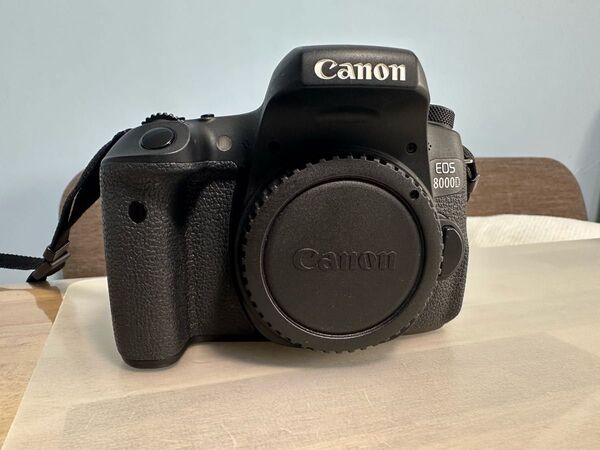 Canon EOS8000D
