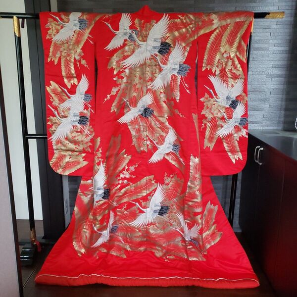 色打掛 正絹 花嫁衣裳 赤い鶴模様の伝統的な着物 サイズ M