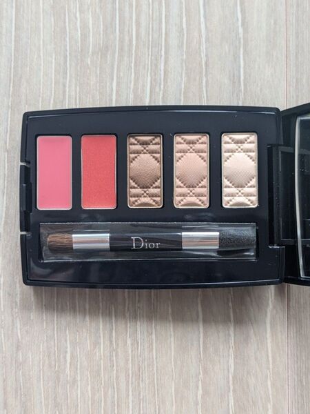 Diorのミニメイクアップパレット