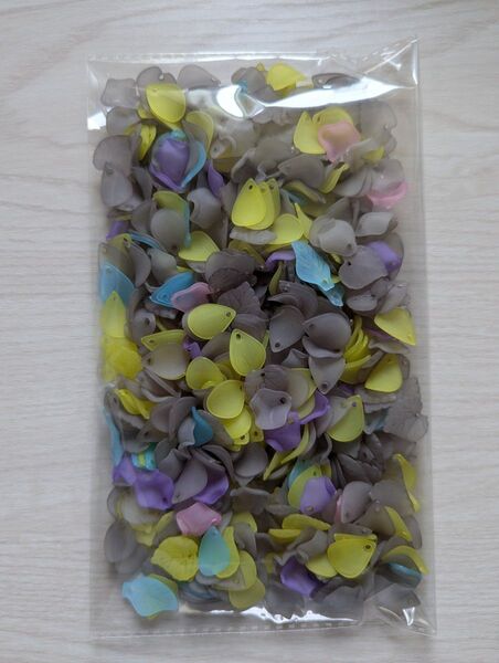 すりガラス風 花びら パーツ Mix ミックス グレー系 ピアス ハンドメイド 100g