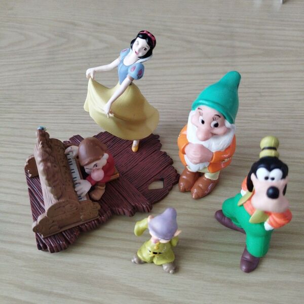 ディズニー フィギュア グーフィー 白雪姫 Disney