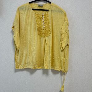 surya スーリヤ マライカ イエロー 刺繍ボタン Tシャツ
